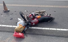 O acidente envolveu uma motocicleta e um veículo de passeio