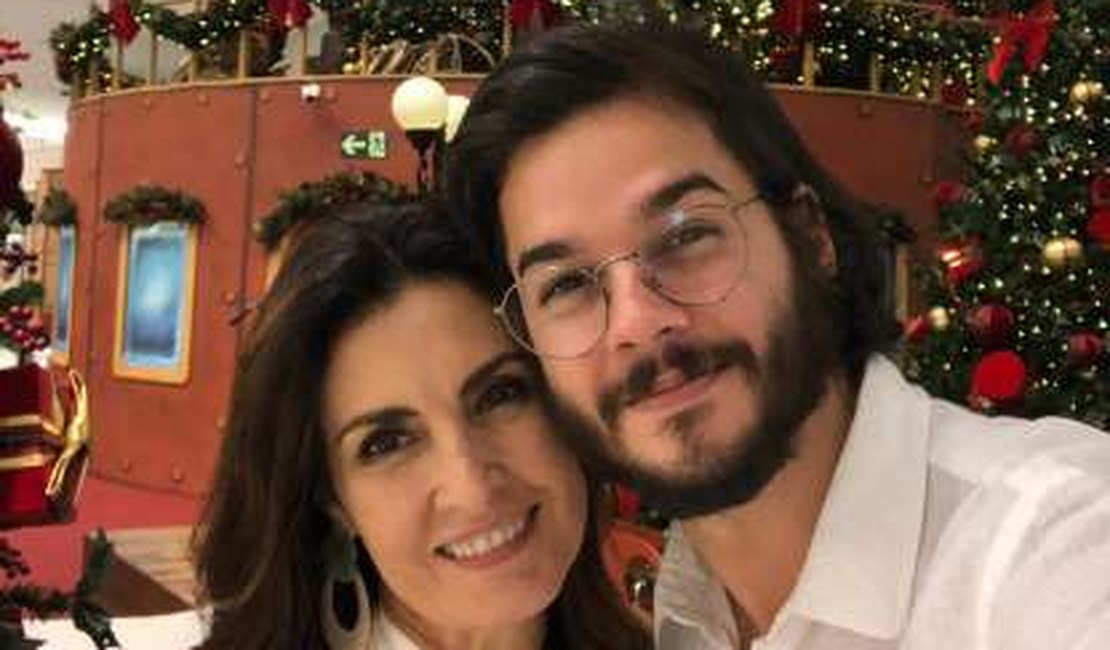 Fátima Bernardes comemora alta hospitalar do namorado Túlio Gadêlha