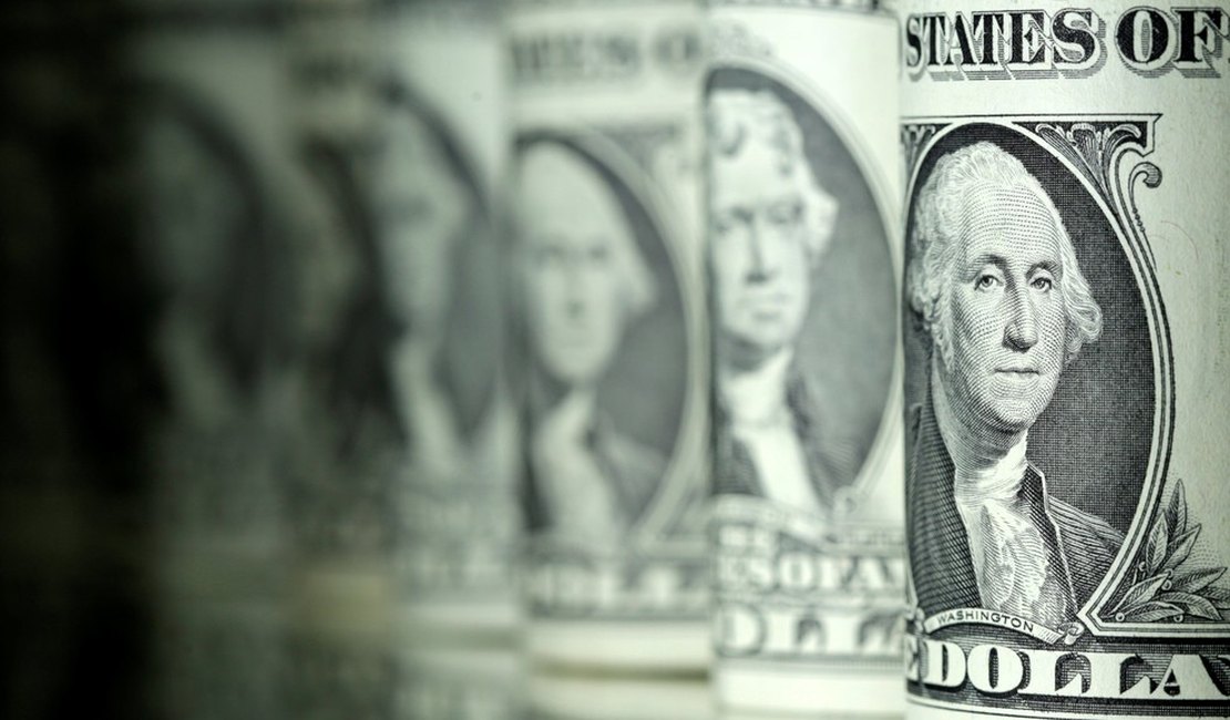 Dólar sobe para R$ 5,72 e fecha no maior valor em duas semanas