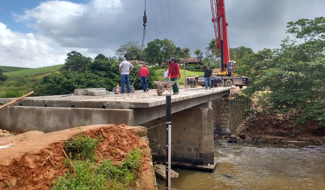 Ponte de concreto que liga AL e PE começa a ser montada em Jacuípe