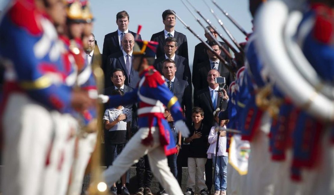 Bolsonaro sanciona lei que institui novas regras da aposentadoria de militares