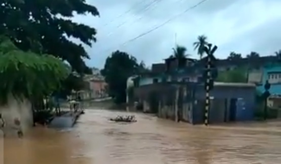 Chuva deixa 18 famílias desabrigadas; Prefeitura de Maceió presta assistência