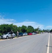 [Vídeo] BPRv notifica mais de 50 veículos estacionados no acostamento em praia de Maragogi