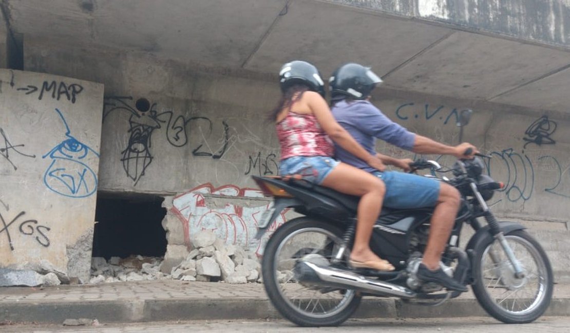 Criminosos explodem bomba em viaduto e incendeiam veículos em oficina no Ceará