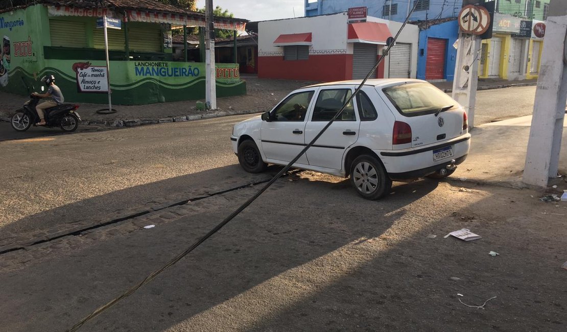 [Vídeo] Caminhão derruba fios de energia elétrica em Arapiraca