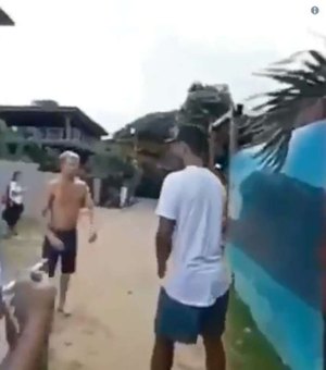 Surfista brasileiro troca socos com havaiano em entrevista