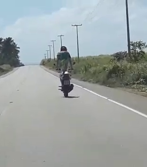 [Vídeo] Motociclista é flagrado fazendo manobras arriscadas no Litoral Sul