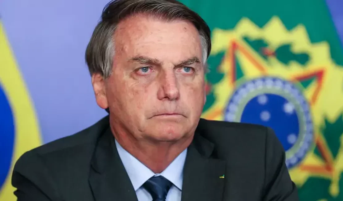 Bolsonaro “dobra aposta”, incita apoiadores, e reitera ameaças às eleições