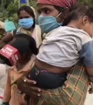 Vídeo viraliza ao mostrar repórter tirando sapatos e dando a migrante descalço; veja
