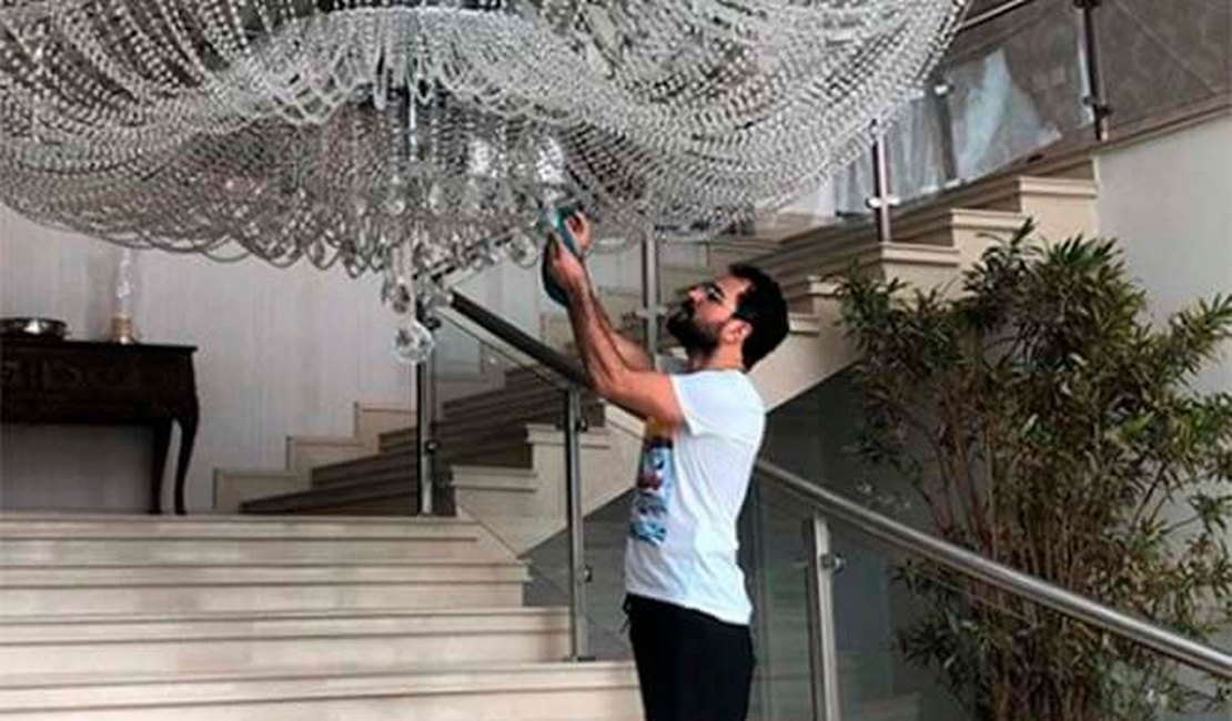 Luciano Camargo mostra lustre gigante em casa