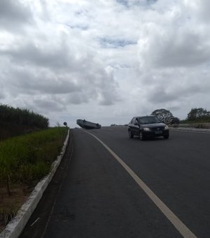 Veículo capotado é abandonado em via que liga Benedito Bentes e Rio Largo