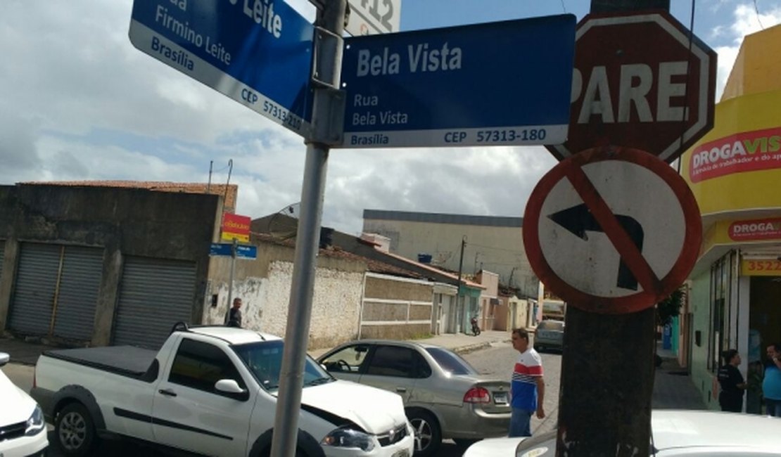 Motorista avança sinalização e provoca acidente em cruzamento em Arapiraca