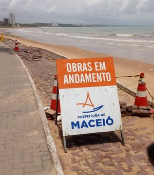 Prefeitura inicia obras para reconstruir calçadão derrubado pela maré