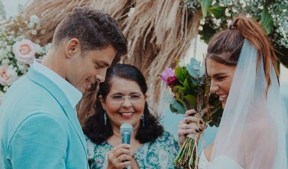 Mariana Goldfarb celebra dois anos de casamento com Cauã Reymond