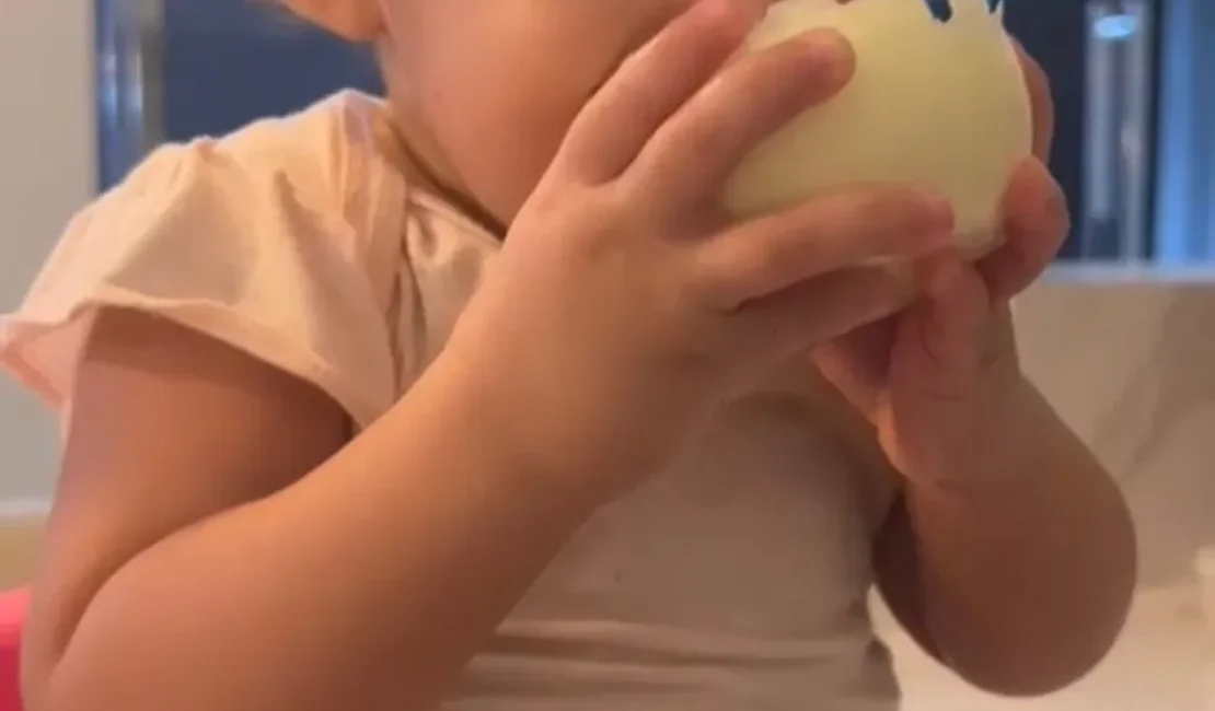 Bebê de 1 ano surpreende pais ao devorar uma cebola crua