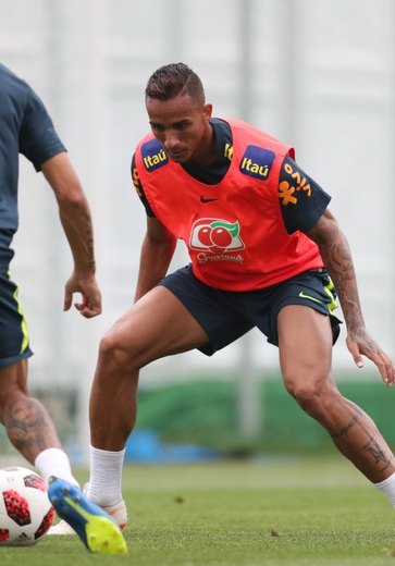 Lateral Danilo se lesiona e está fora da Copa do Mundo