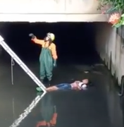 [Vídeo] Jovem embriagado cai em canal de esgoto e tira um cochilo, em Arapiraca