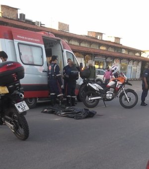 Skatista morre após pegar 'carona' na traseira de moto no bairro do Pinheiro, em Maceió