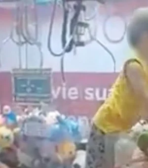 Vídeo: criança fica presa em máquina caça-brinquedos de shopping do RJ