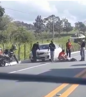 [Vídeo] Pneu estoura e motociclista sofre acidente na BR-104, em Murici
