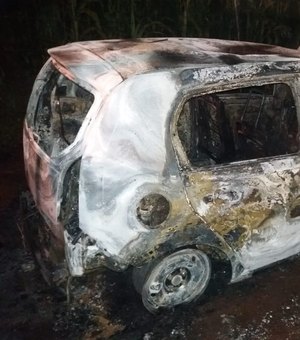 Carro de suplente de vereador é encontrado em chamas no Agreste