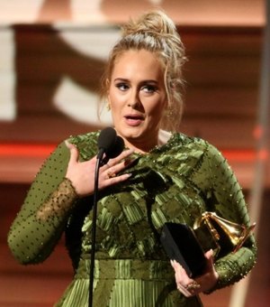 Recém-separada, Adele se cadastra em aplicativo para encontrar 'crush'