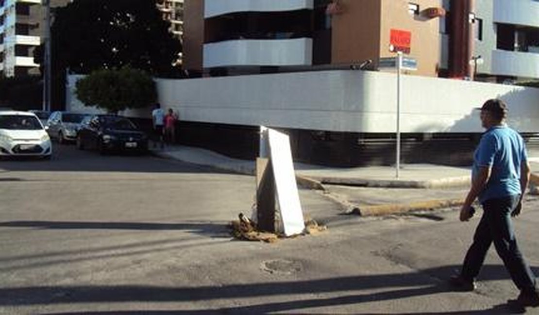 Casal realiza conserto de rede coletora de esgoto no bairro da Ponta Verde