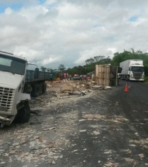 Acidente entre duas carretas deixa três feridos, em Pilar