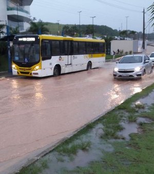 Bairros de Maceió registram alagamentos após fortes chuvas