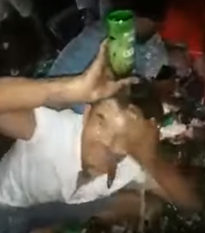 Vídeo mostra homem tomando banho com cerveja após caminhão carregado com o produto tombar