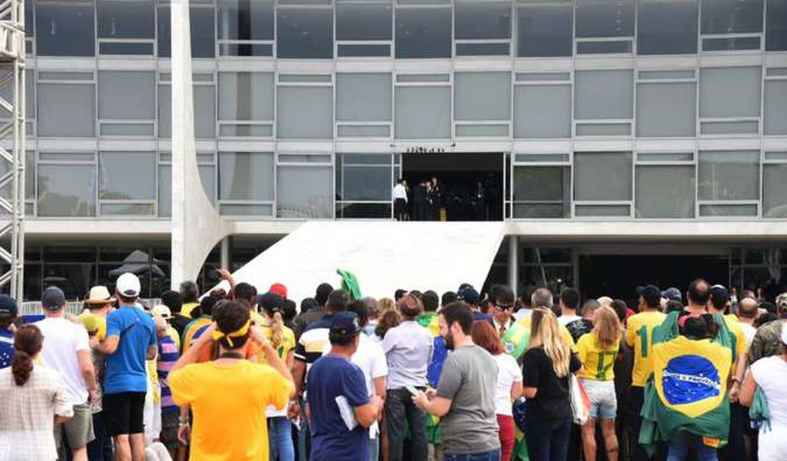 Homem mostra órgão sexual e é agredido durante posse de Bolsonaro