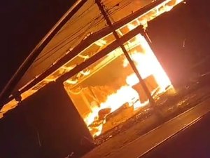 Madeireira sofre incêndio no Barro Duro; ninguém se feriu