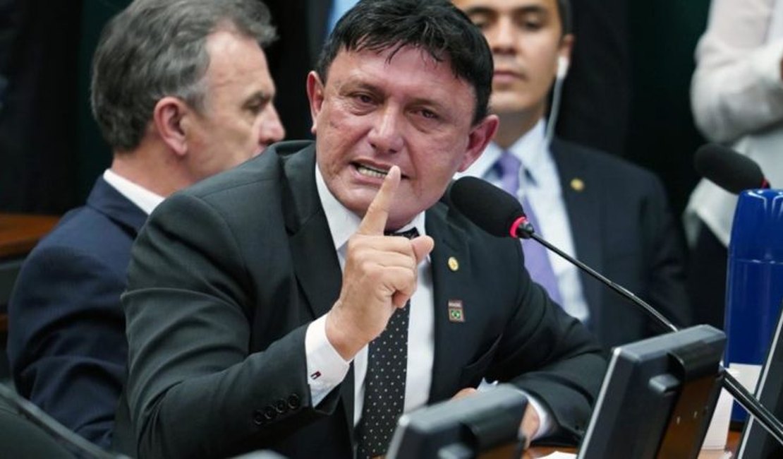 Bolsonarista membro da CPI das fake news é condenado por divulgar fake news