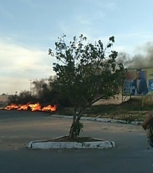 [Vídeo] Moradores do Vale da Perucaba queimam pneus e bloqueiam via após vários acidentes