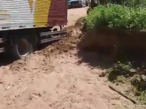 [Vídeo] Caminhão atola em trecho de rodovia estadual no Sertão