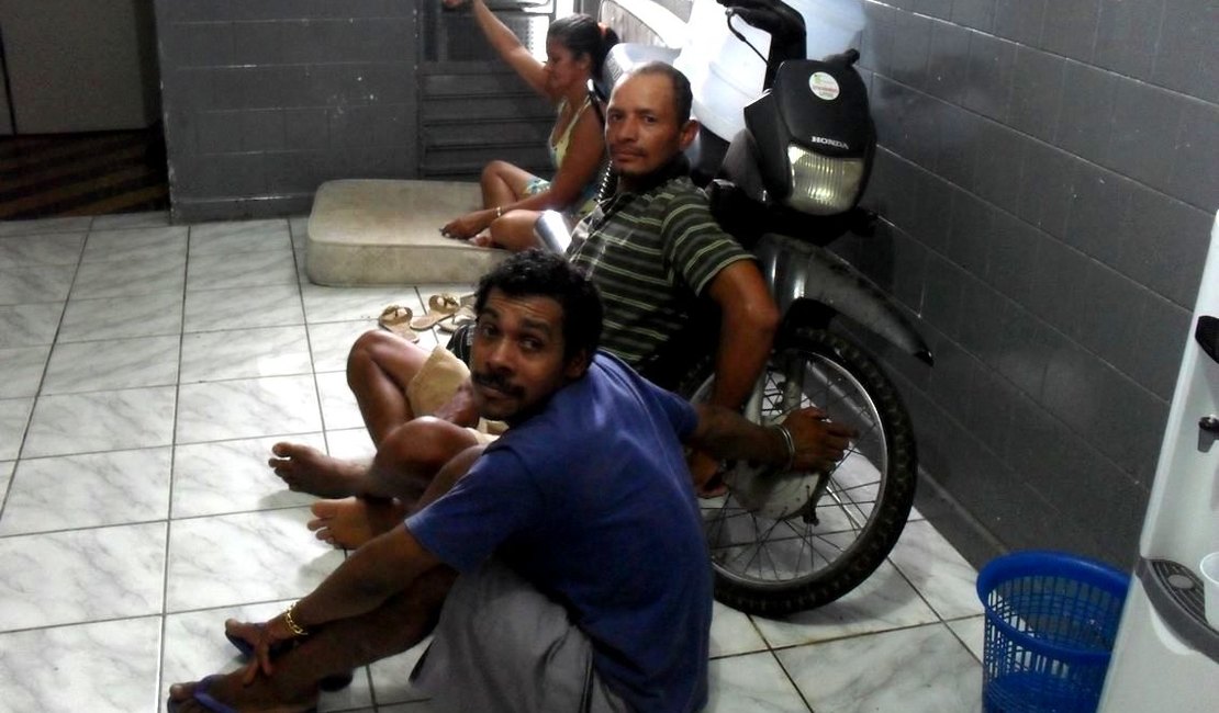  Em delegacia  de Alagoas, presos são algemados em grades e em motocicletas