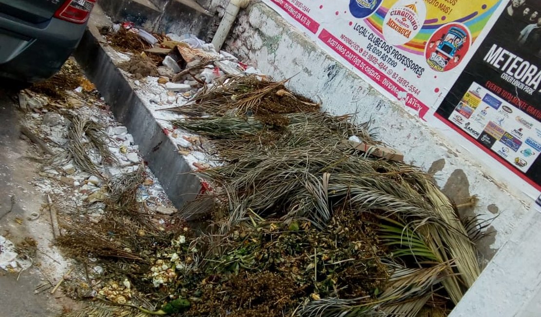 Acúmulo de metralha e lixo traz riscos para pedestres no Centro de Arapiraca