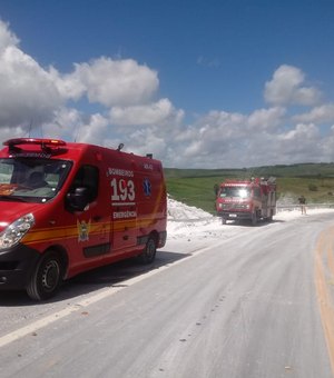 Caminhão tomba e deixa dois feridos na BR-104, em São José da Laje