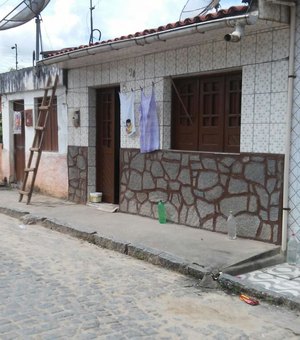 Casas de Porto Calvo ficam ‘enfeitadas’ com garrafas PET