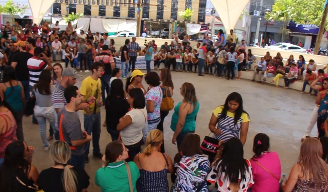 [Vídeo] Servidores cumprem promessa e realizam manifestação em Arapiraca 
