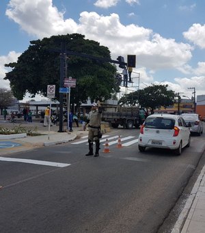 Trânsito na rotatória da Praça Lions recebe melhorias da SMTT Arapiraca