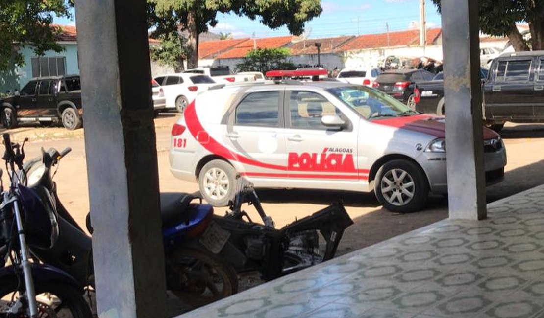 Homem é preso por porte ilegal de arma de fogo dentro do carro, em Arapiraca