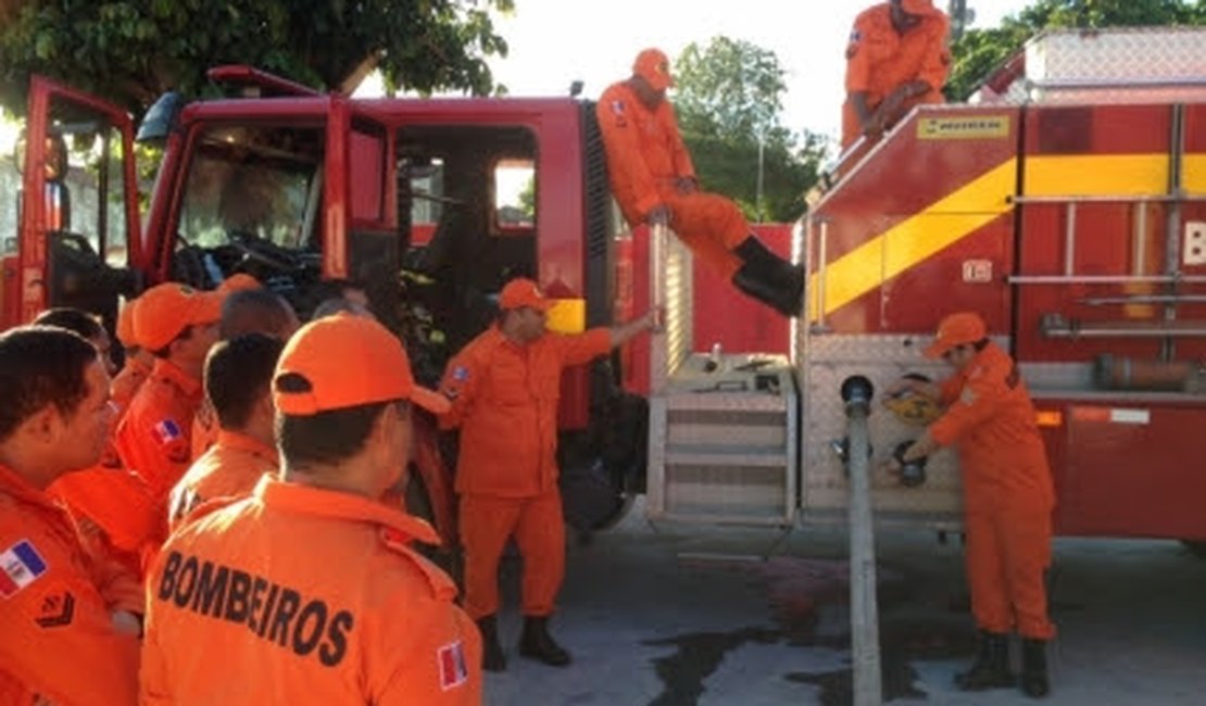 Bombeiros utilizam 4 mil litros de água para apagar incêndio em terreno com lixo em Penedo
