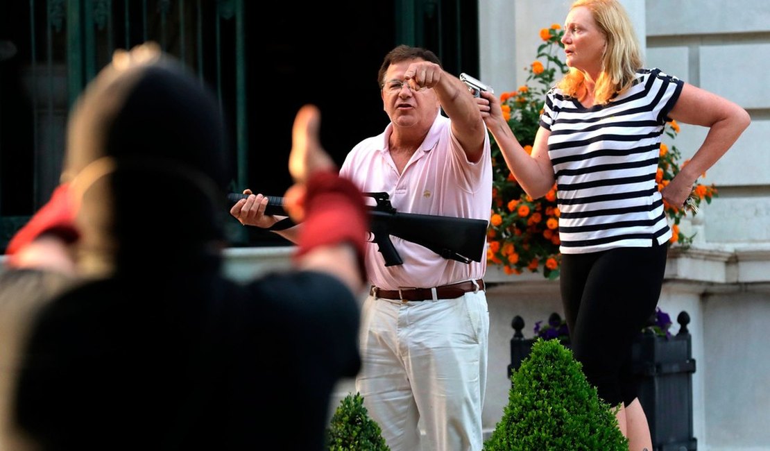 Casal em mansão aponta armas para manifestantes durante protesto nos EUA