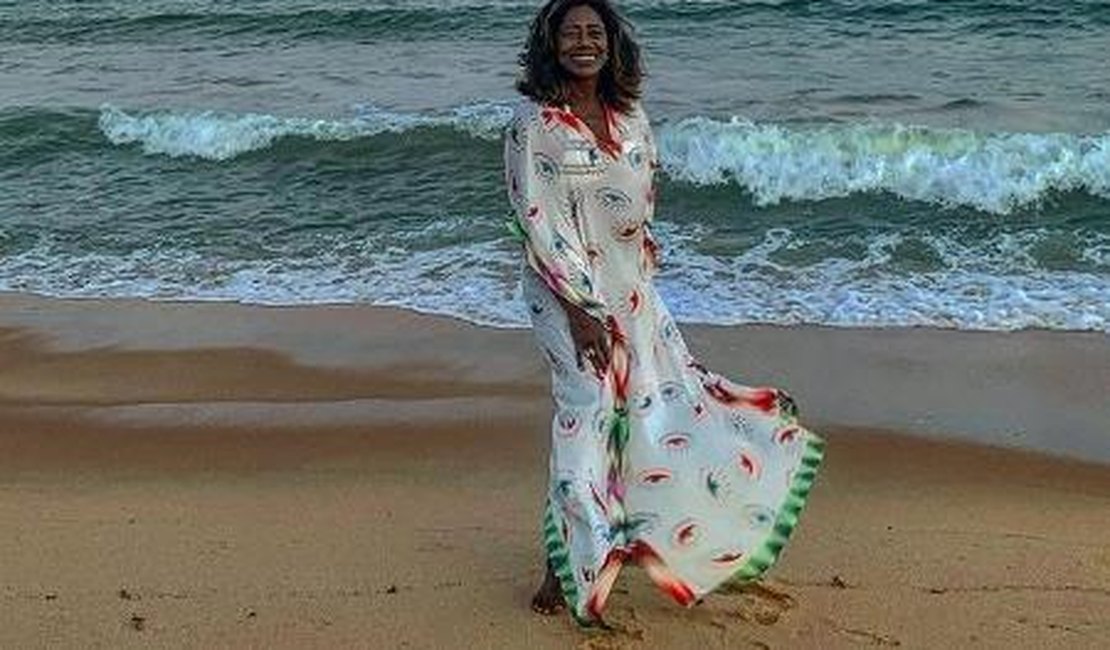 Glória Maria pede por vacina em passeio na praia: 'Somos grupo de risco'