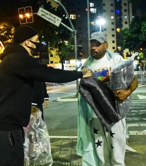 Felipe Titto doa cobertores a moradores de rua em madrugada fria de SP