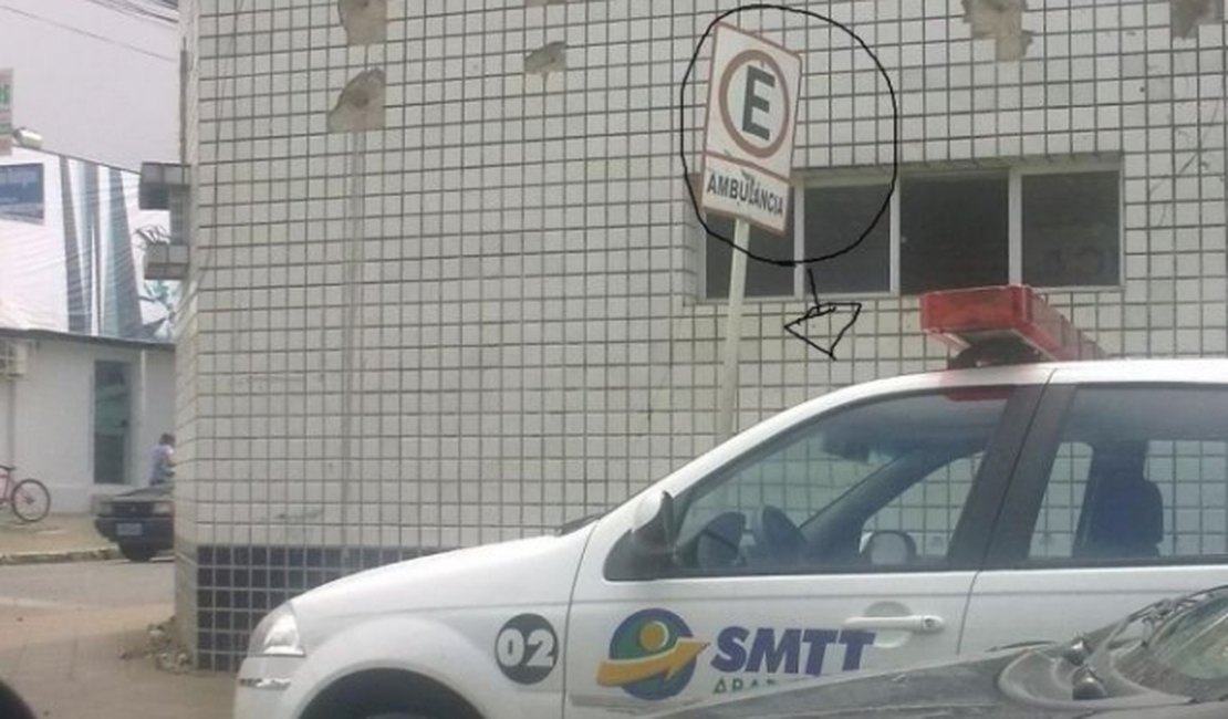 Assim como a PM, viaturas da SMTT tem autorização para estacionar em local proibido