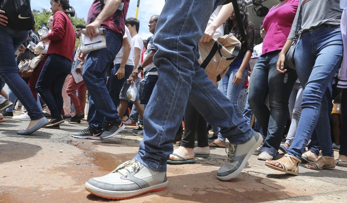 Portões do Enem fecham, e estudantes começam a fazer a prova às 13h30