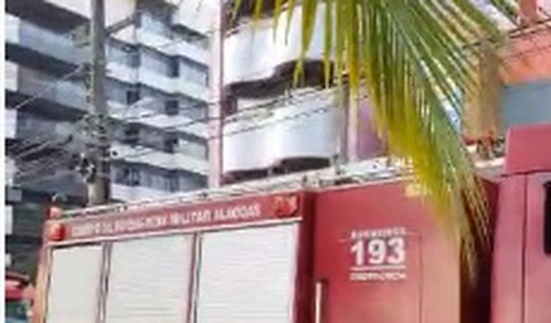 Incêndio atinge restaurante Beach Prime e 15 bombeiros controlaram as chamas, em Maceió