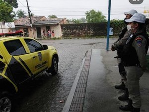 Denúncia leva à apreensão de drogas no bairro do Jacintinho